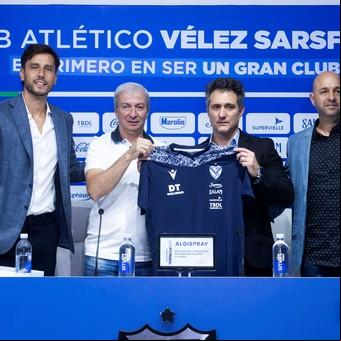 Guillermo Barros Schelotto, presentado como DT de Vélez: el "orgullo" por estar en "el club donde empezó Bianchi" y la gambeta sobre Boca