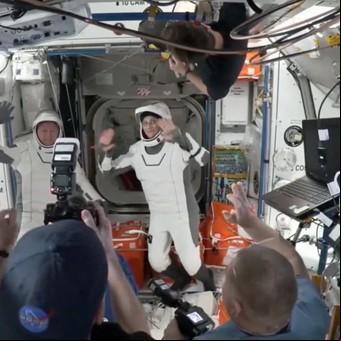 Los astronautas de la NASA que estuvieron varados 9 meses en el espacio regresan en una nave de SpaceX