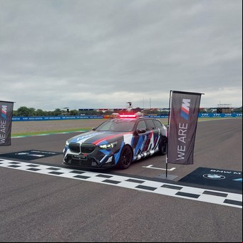 Adrenalina en el MotoGP: vuelta a fondo en el BMW M5 Safety Car, el deportivo con más de 720 CV de potencia