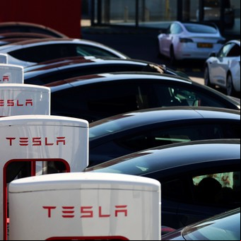Un infortunado activista anti-Elon Musk se prendió fuego tras atacar una estación de carga de Tesla