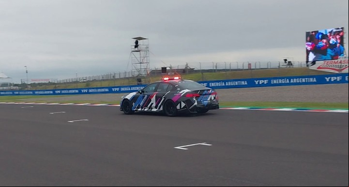 También hay un modelo sedán que es parte de la flota de safety car.
