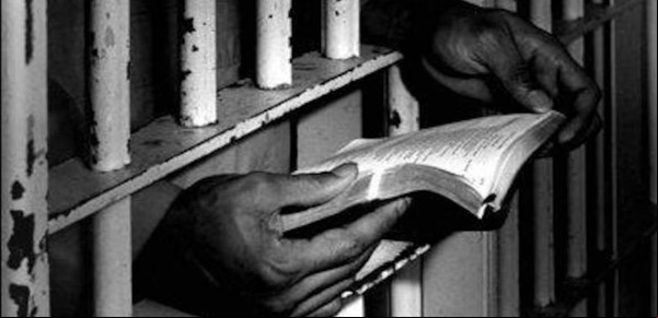Un país reducirá las penas de prisión a los reos que lean libros