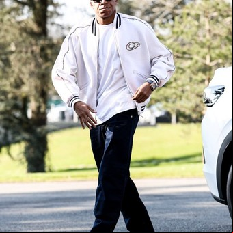 Kylian Mbappé regresó a la selección de Francia vestido de blanco, a puro glamour y con una chaqueta Christian Dior valuada en 3.800 euros
