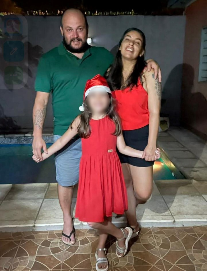 Matías De Olivera y su esposa, Paula Stork, con su hija.