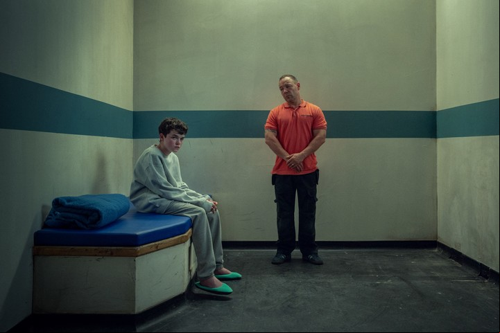 Eddie acompaña en la detención a su hijo. La paternidad, en tela de juicio.
