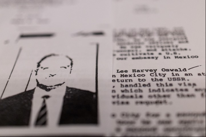 Una de las 63.000 páginas referentes al asesinato de Kennedy, que la NARA reveló el martes 18 de marzo. Foto: REUTERS/Carlos Barria.