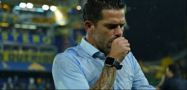 Gago regaló el prestigio de Boca en el clásico y Riquelme prefirió cortarle la cabeza sin darle la chance de ponerse una corona