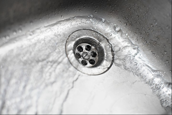 El agua caliente es clave para finalizar el proceso de destape y limpieza. Foto: Freepik.