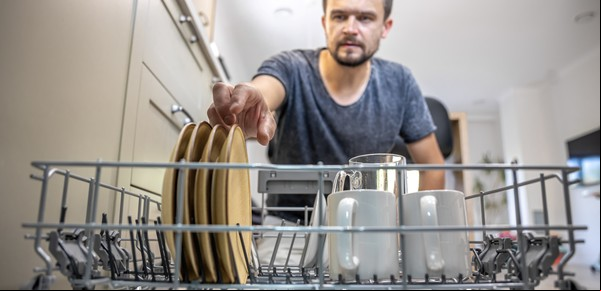 Adiós al secaplatos: el nuevo escurridor compacto que ahorra espacio en tu cocina