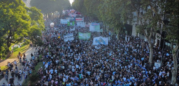 Menos gente de lo esperado y sin incidentes en la protesta del kirchnerismo y la izquierda