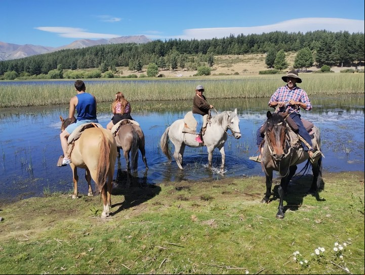 Cabalgatas El Montañés, junto a la laguna La Zeta en Esquel, Chubut.