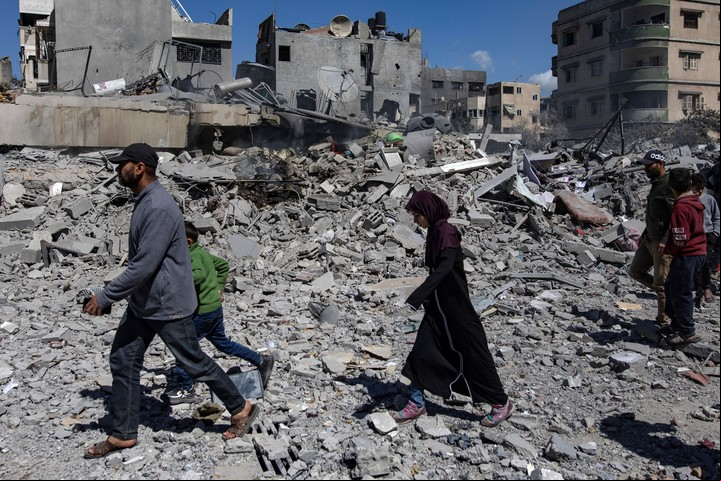 Destrucción en Ciudad de Gaza, tras los bombardeos de Israel, este miércoles. Foto. EFE