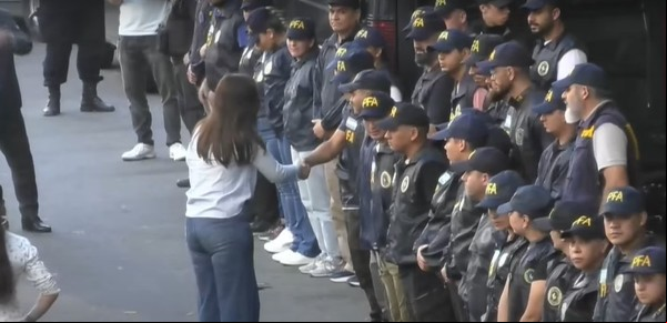 Victoria Villarruel salió a saludar a los policías frente al Congreso tras la aprobación del DNU
