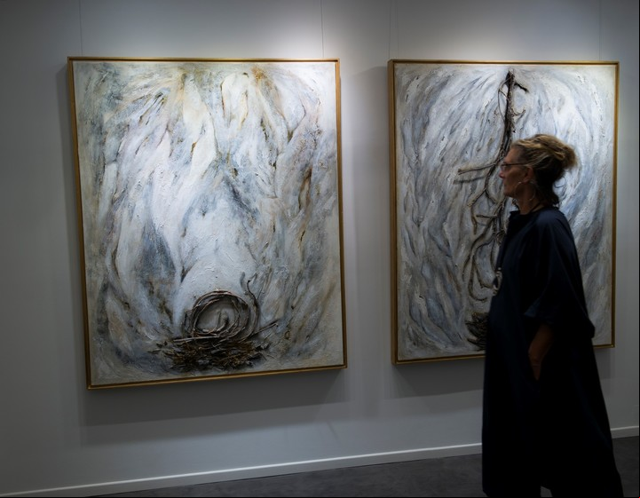 Gaby Grobo combina pigmentos, tintas y pintura asfáltica, mezclados con elementos de la naturaleza.