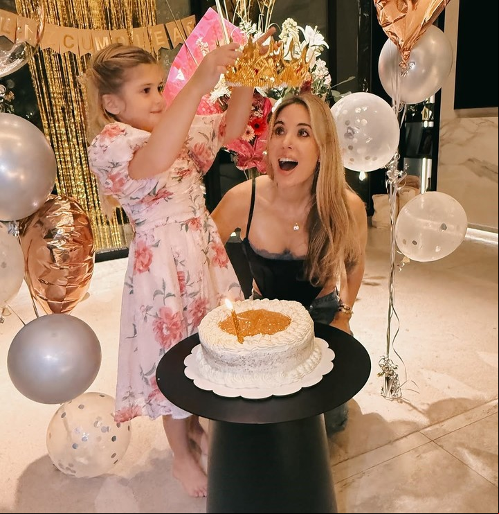 Jésica terminó el día sola junto a su hija. Foto: Instagram