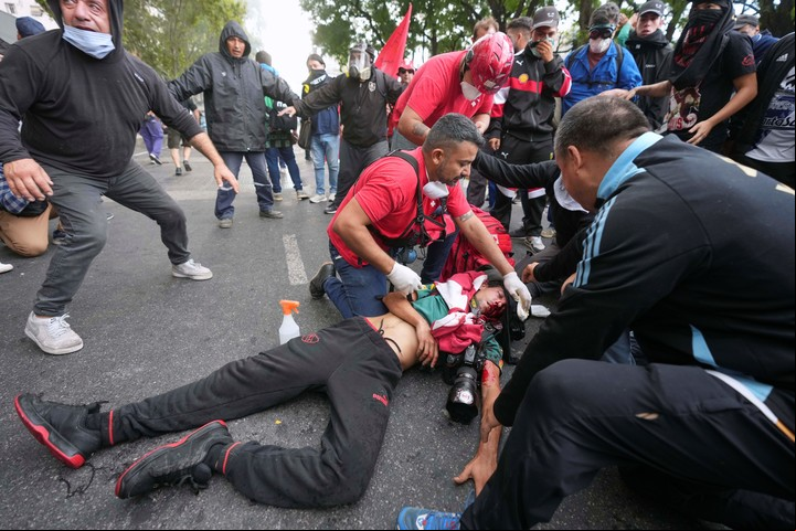 Pablo Grillo cuando fue herido en la marcha al Congreso. Foto AP.