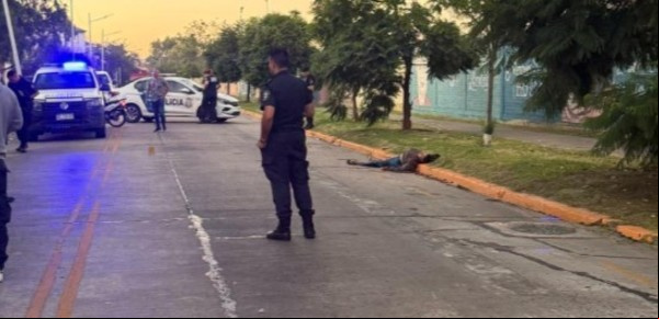 Asaltaron a una pareja de policías con un taladro y les respondieron a los tiros: una mujer muerta y su cómplice herido 