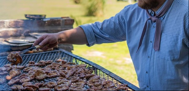 El restaurante de campo a pocos kilómetros de CABA donde el asado criollo se cocina a fuego lento y se disfruta con música en vivo