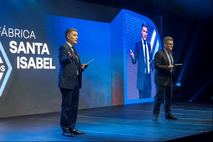 Anfitriones: Pablo Sibilla, Presidente y Director General de Renault Argentina, junto a André Pinto, director de Fábrica Santa Isabel.