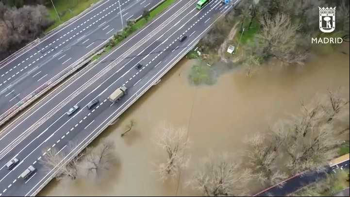 Vista aérea del río Manzanares este viernes. Foto: EFE