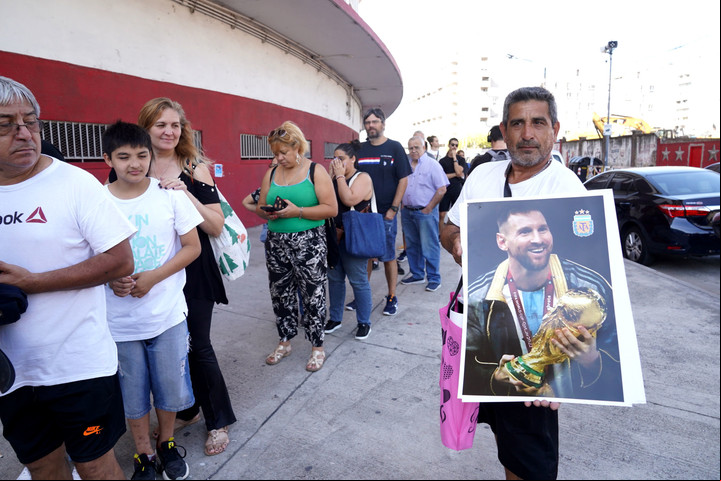 La Selección Argentina y los hinchas, solidarios con Bahía Blanca. Foto: Guillermo Rodriguez Adami.