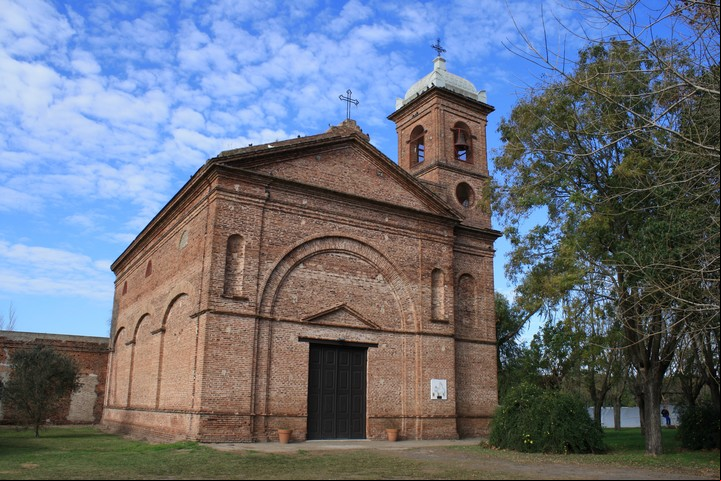 La capilla, un emblema de Azcuénaga, a 170 km de CABA. Foto archivo