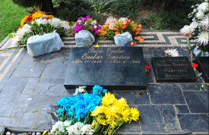 Tumba de Pablo Escobar, enterrado junto a sus padres y su primo sicario, Luis Fernando Escobar. Foto: MARCELO CARROLL.