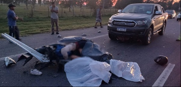 Cuatro jóvenes murieron cuando iban en una moto robada y chocaron contra un camión en La Plata 