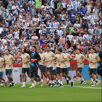 La Selección Argentina, el equipo del pueblo: jugó un amistoso solidario por Bahía Blanca y armó una fiesta con la multitud que llenó el Ducó