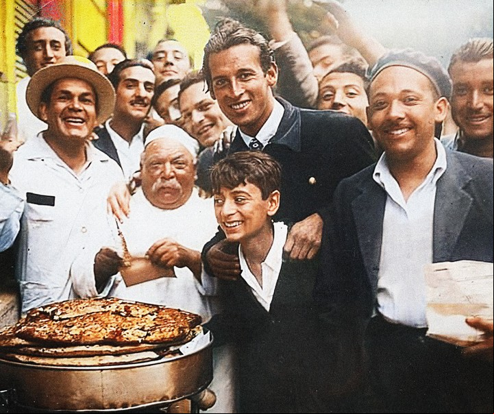 Un vendedor de fainá, fugazza y pizza de cancha, en 1945. Foto Archivo General de la Nación O juremos con gloria comer