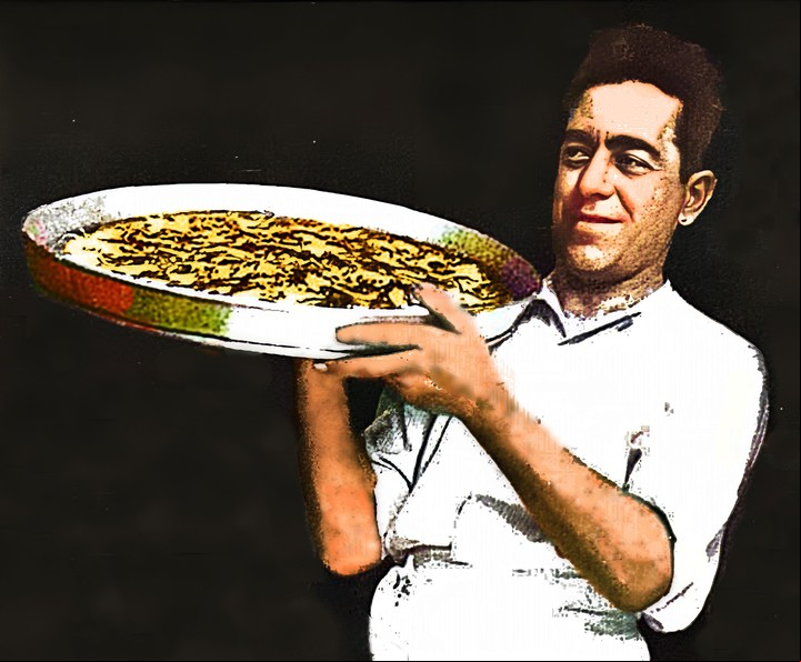 Alfredo Specos, de Tuñin, con una fuente de fugazza, en una imagen de Caras y Caretas de 1929. Foto O juremos con gloria comer