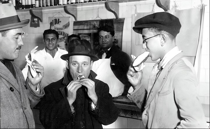 Clientes en Banchero, la pizzería que inventó la fugazza con queso. Foto Archivo General de la Nación / O juremos con gloria comer