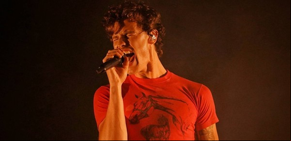Shawn Mendes homenajeó a Mercedes Sosa y habló en español en un show emotivo e íntimo bajo la lluvia