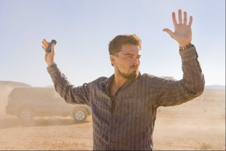Leonardo DiCaprio en una escena de Red de Mentiras, un thriller imperdible disponible en Max.