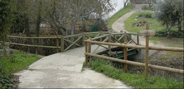 Un viejo puente de 5 metros de largo es la frontera entre dos grandes países de Europa