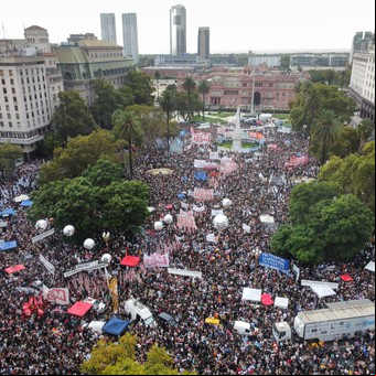 Multitudinaria marcha por el Día de la Memoria: duras críticas contra el Gobierno por cuestionar la cifra de desaparecidos