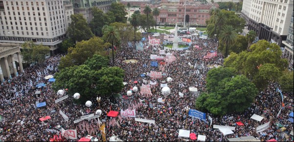 Multitudinaria marcha por el Día de la Memoria: duras críticas contra el Gobierno por cuestionar la cifra de desaparecidos