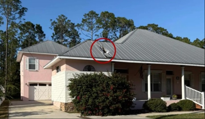 El techo metálico de la vivienda sufrió un pequeño daño por la caída de un trozo de hielo.