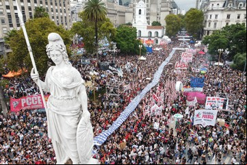 La marcha contra el golpe del '76 fue masiva y el Gobierno insistió con la "Memoria Completa"
