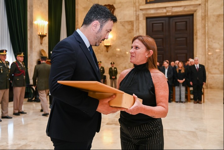 La hija del capitán Viola, María Fernanda, durante un acto con el ministro de Defensa, Luis Petri, en 2024.