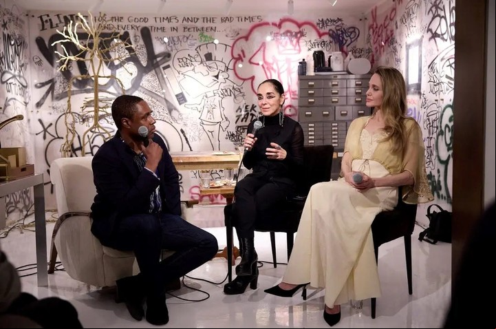 La artista Shirin Neshat, en el centro, en conversación con Jolie y el moderador Claude Grunitzky. "El arte no nace de la intuición", dijo Neshat. "Tiene que venir de la vida que has llevado ". Foto: Argenis Apolinario