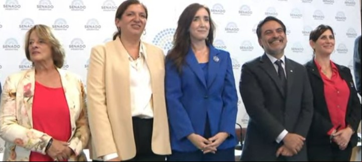 Villarruel junto a los expositores en el Seminario en el Senado.