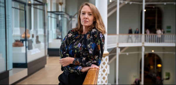 Paula Hawkins: "Los outsiders somos buenos observando lo que hacen otras personas"