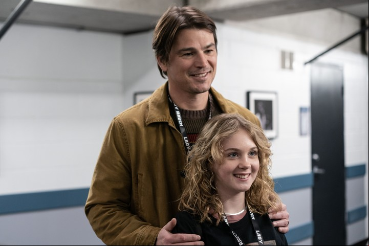 Josh Hartnett y Ariel Donoghue, papá y la hija en el concierto. Fotos WB.