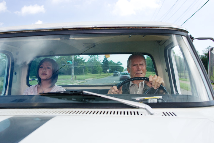 Escena de Gran Torino, película de y con Clint Eastwood.