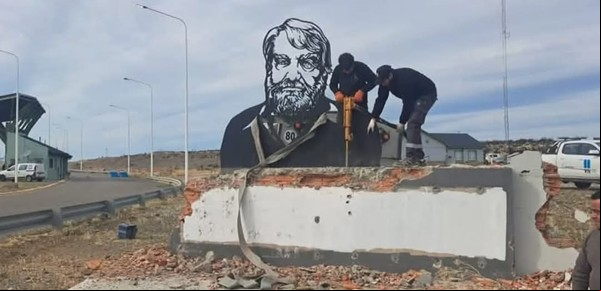 Echaron a una cúpula distrital de Vialidad por demoler el monumento a Osvaldo Bayer en Santa Cruz