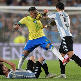 El empujón del Dibu Martínez y la 'caricia' de Paredes a Raphinha: el cruce que no se vio tras la goleada de Argentina a Brasil