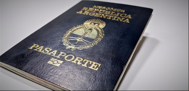 El Gobierno habilitó un trámite para gestionar en simultáneo pasaportes y autorizaciones de viajes al exterior de menores