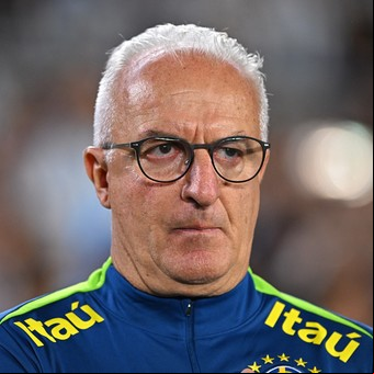 En Brasil pegó fuerte el baile de Argentina: piden la cabeza de Dorival Júnior y sueñan con Ancelotti como DT para recuperar el vestuario