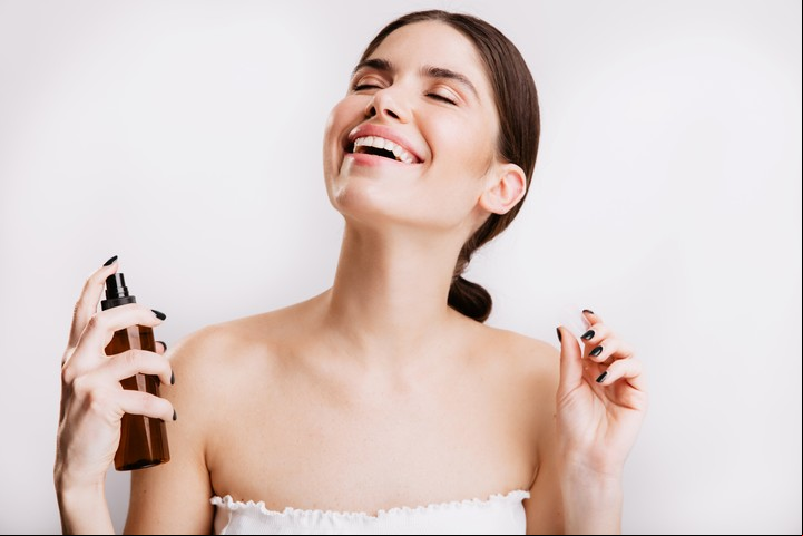 Para que funcione mejor, se debe usar el perfume con feromonas todos los días después de la ducha. Foto: Freepik.